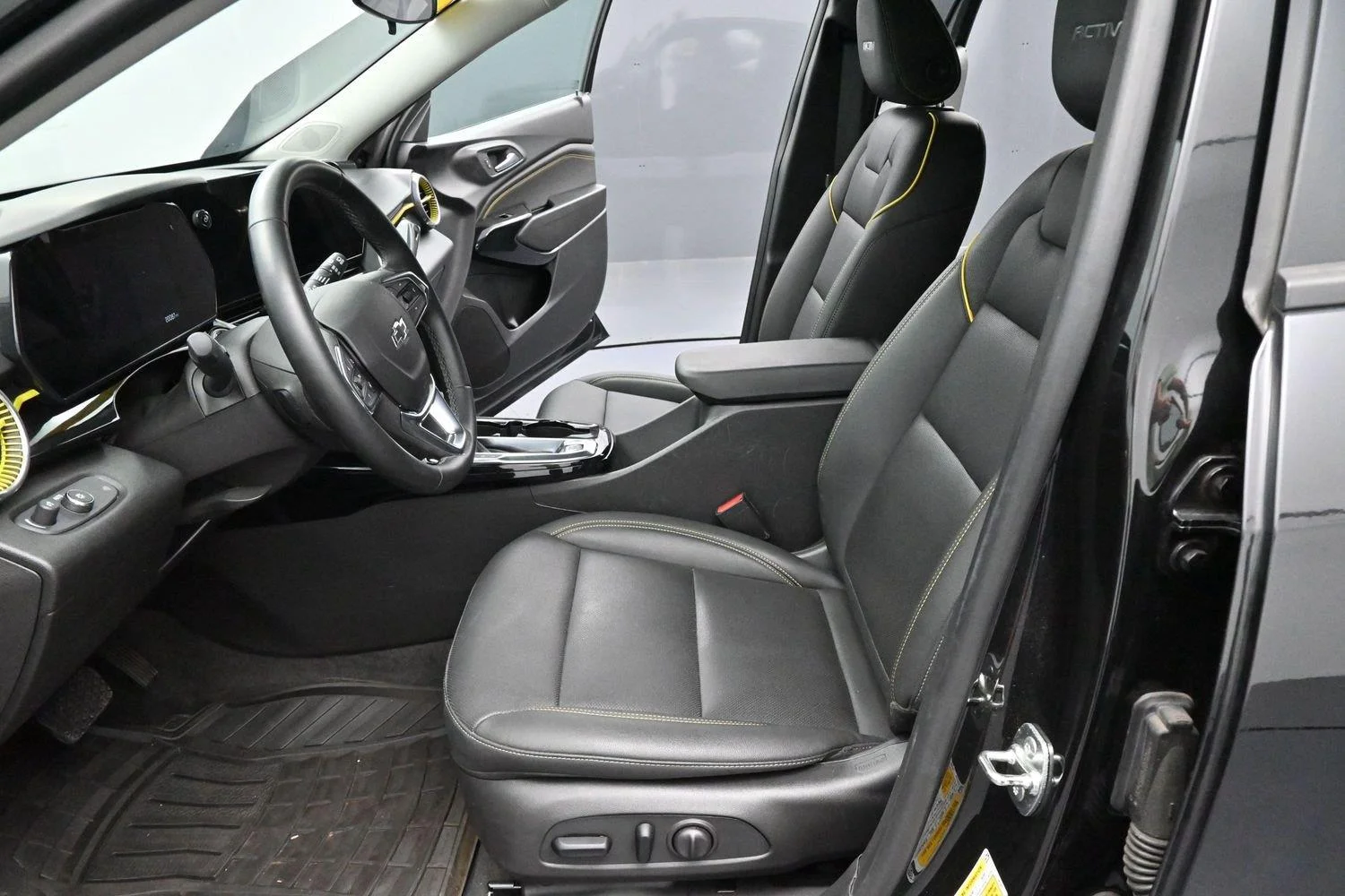 Used 2025 Mosaic Black Metallic Chevrolet ACTIV image 13