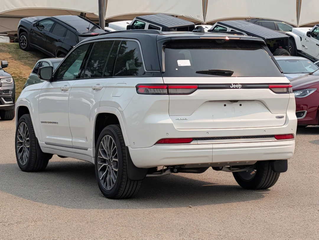 New 2026 White Jeep Summit - - 4x4 - Pano Sunroof - Palermo Lthr Seats - Trailer Tow Pkg - Advanced ProTech IV & More! image 6