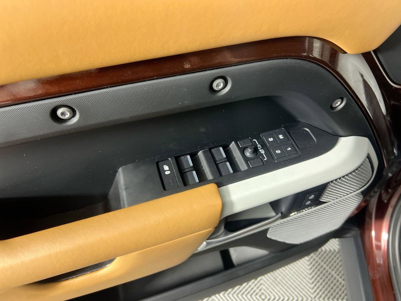 2023 Land Rover Defender SE - Photo 14