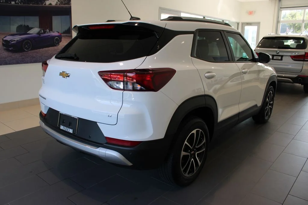 Used 2025 White Chevrolet LT image 19