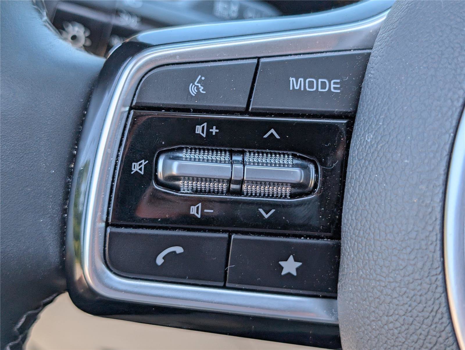 Used 2025 Wolf Gray Kia S image 19