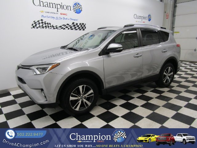 Used 2018 Silver Toyota XLE image 10