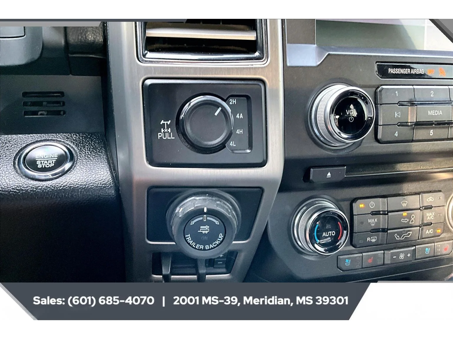 Used 2018 White Platinum Metallic Tri-Coat Ford Platinum image 23
