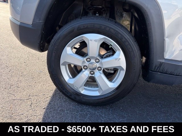 Used 2018 Silver Jeep Latitude image 7