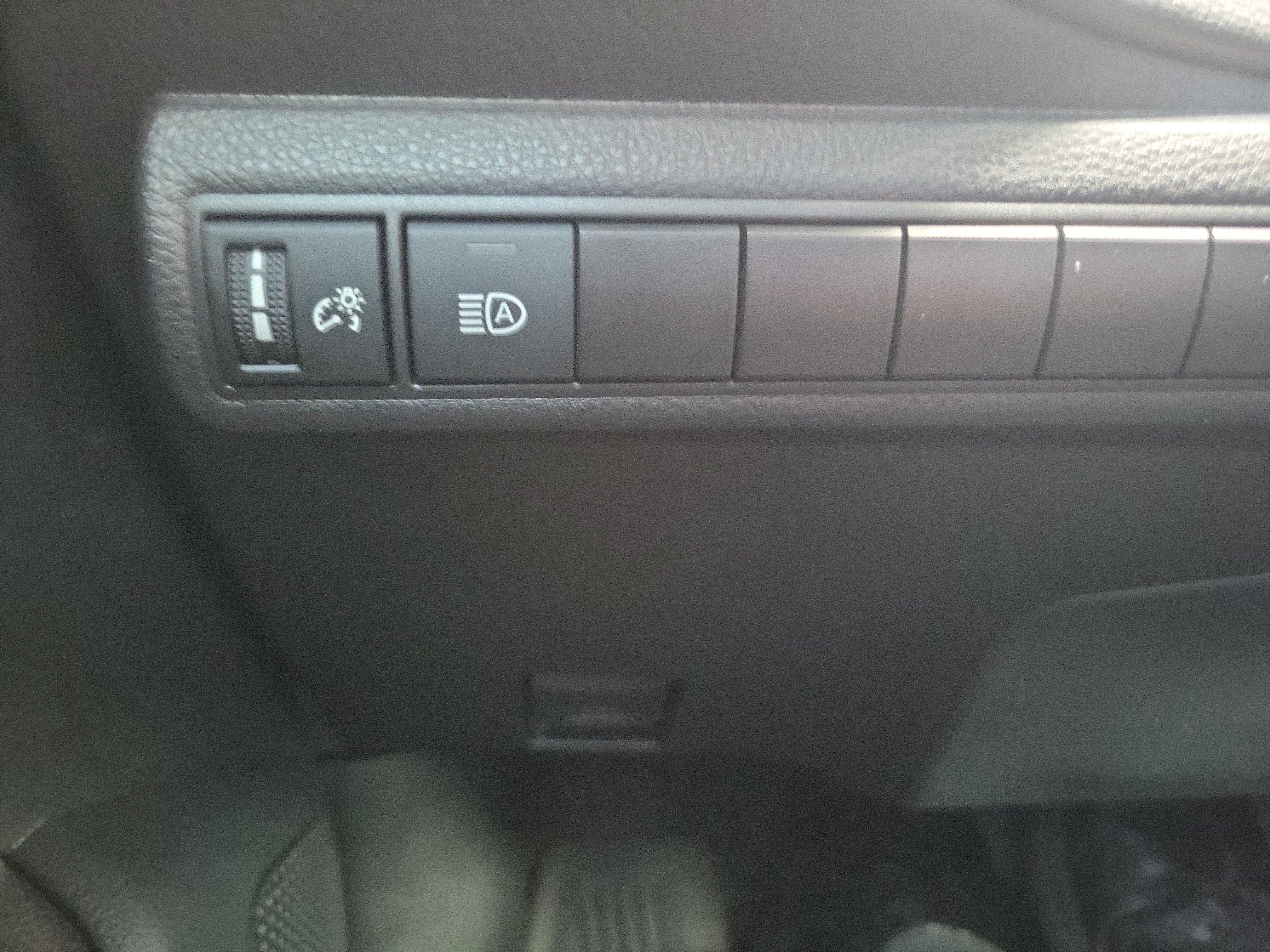 Used 2025 Pearl Toyota LE image 28