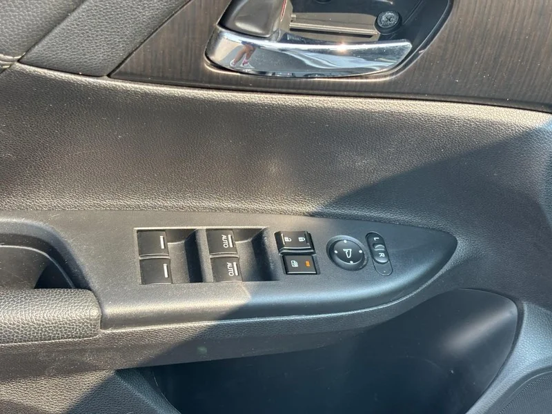 Used 2014 Alabaster Silver Metallic Honda EX image 17