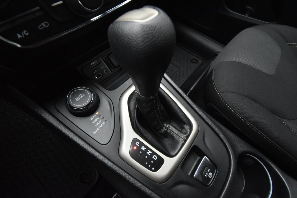 Used 2017 White Jeep Latitude image 19