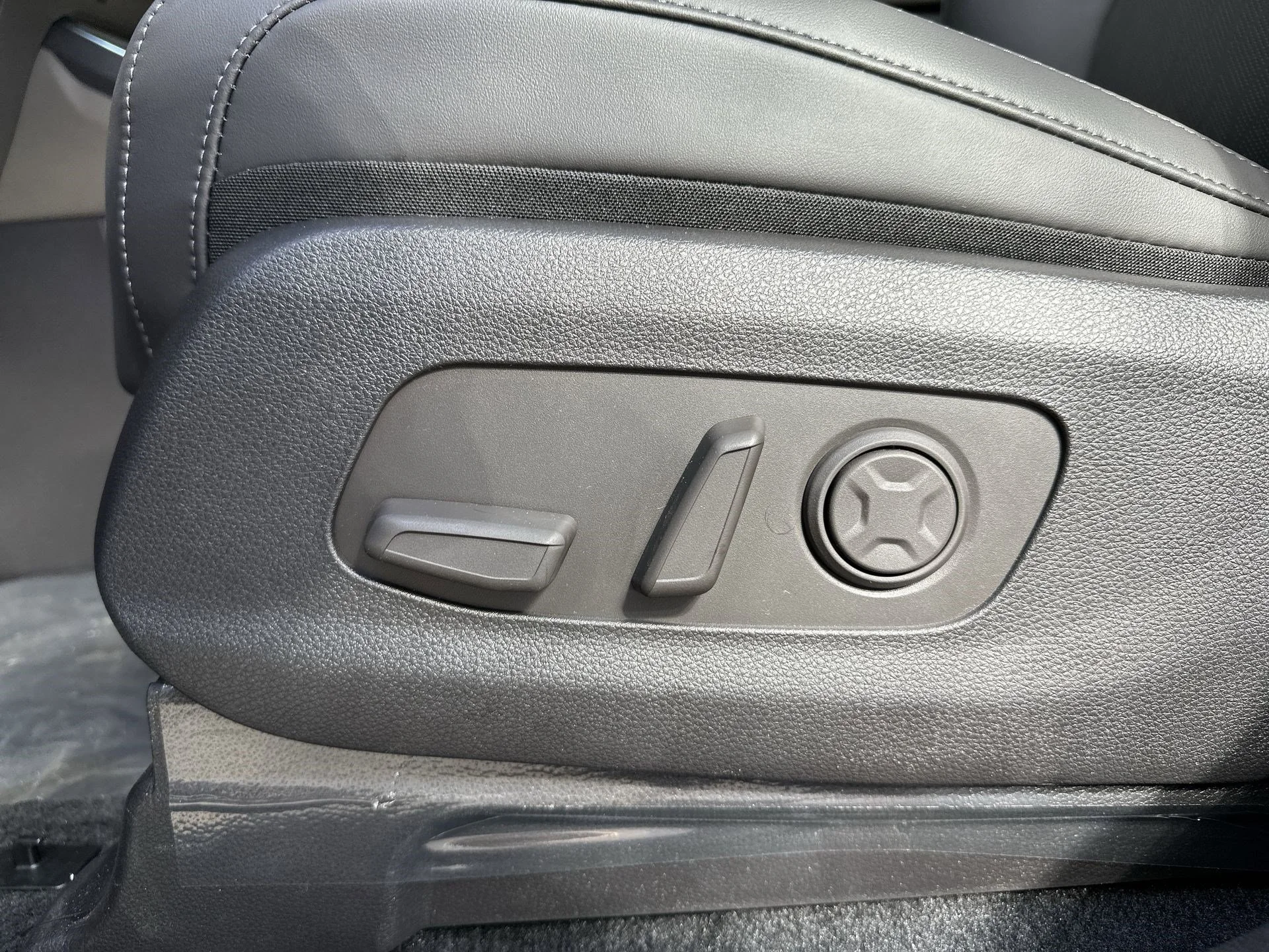 New 2026 Ivory Silver Kia EX image 15
