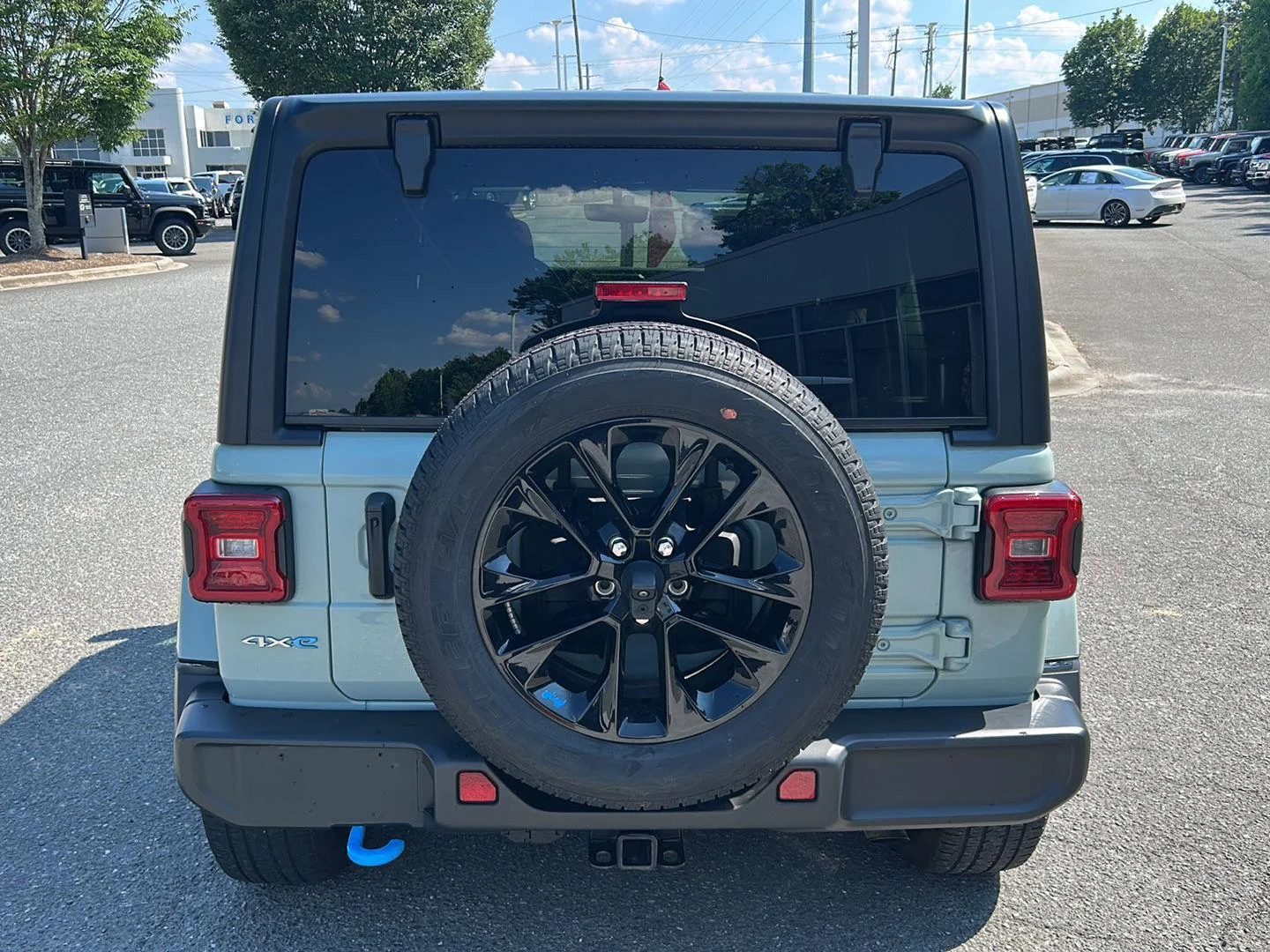 Used 2023 Earl Clearcoat Jeep Sahara image 4
