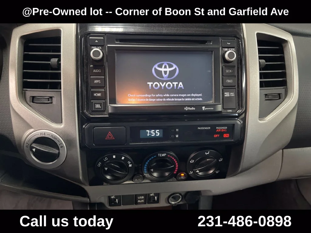 Used 2014  Toyota Base image 16