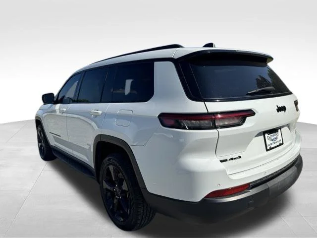 Used 2022 White Jeep Altitude image 4