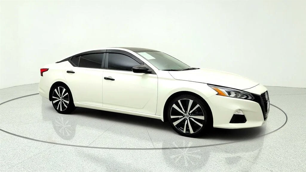 Used 2022 Pearl White Tricoat Nissan 2.5 SR Sedan image 3