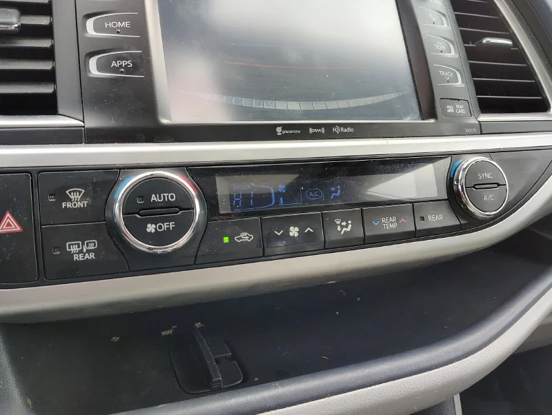 Used 2018 Silver Toyota XLE image 17