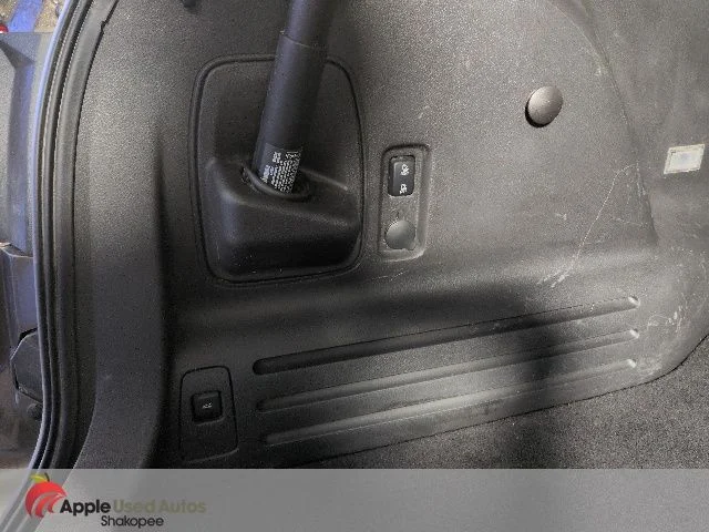 Used 2011  Lincoln Base image 11