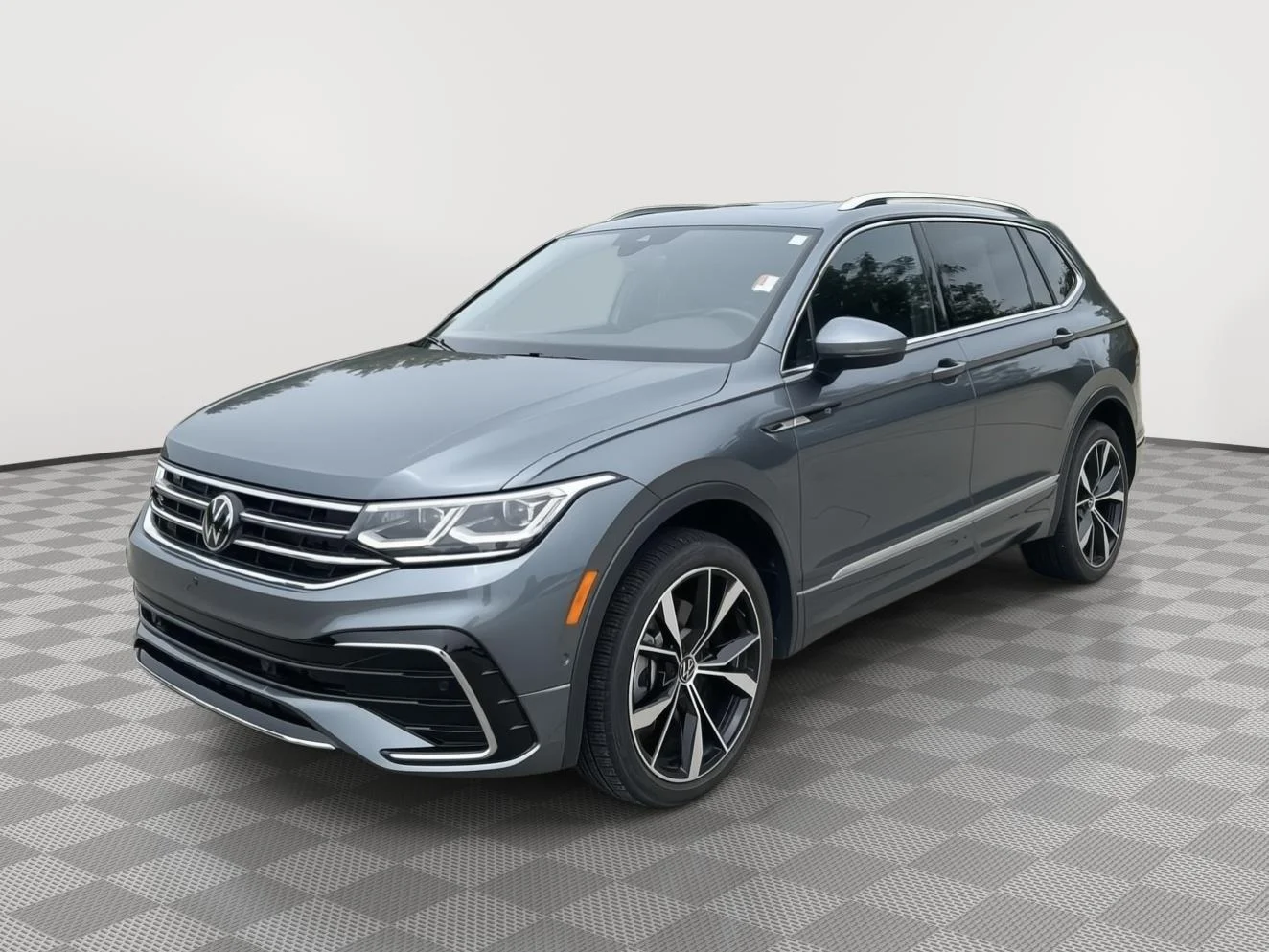 Certified Used 2024 gray Volkswagen SEL R-Line image 4