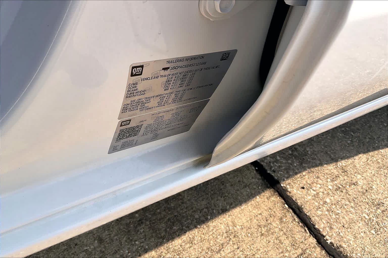 Used 2025 Summit White Chevrolet LT image 31