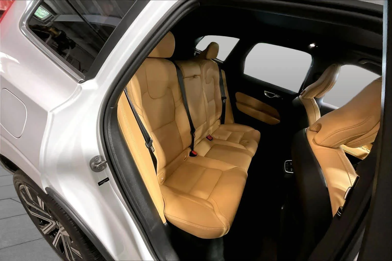 Used 2023 Crystal White Metallic Volvo Ultimate Bright Theme image 20