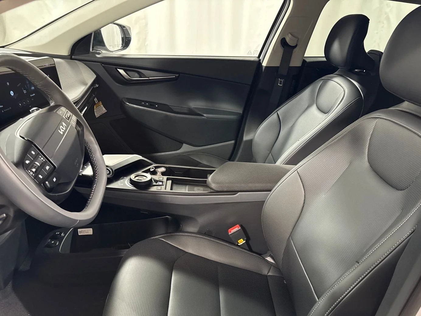 New 2026 Gray Metallic Kia Wind image 3