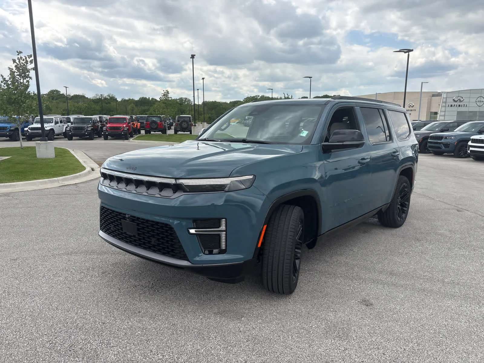 New 2026 Steel Blue Exterior Paint Jeep Limited Reserve image 4