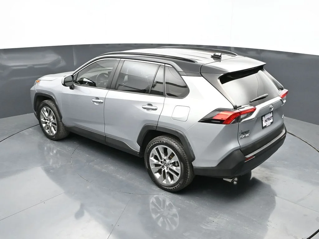 Used 2020 Silver Toyota XLE Premium image 35