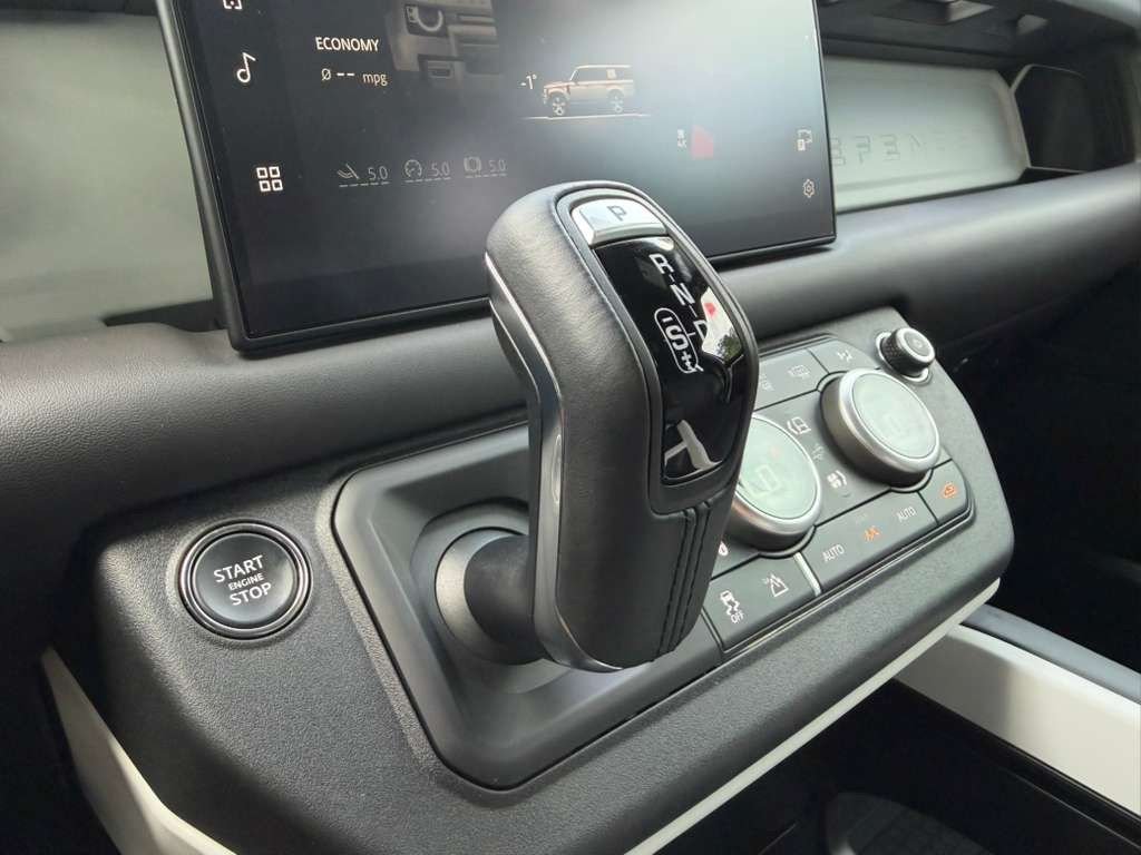 2025 Land Rover Defender X-Dynamic SE - Photo 21