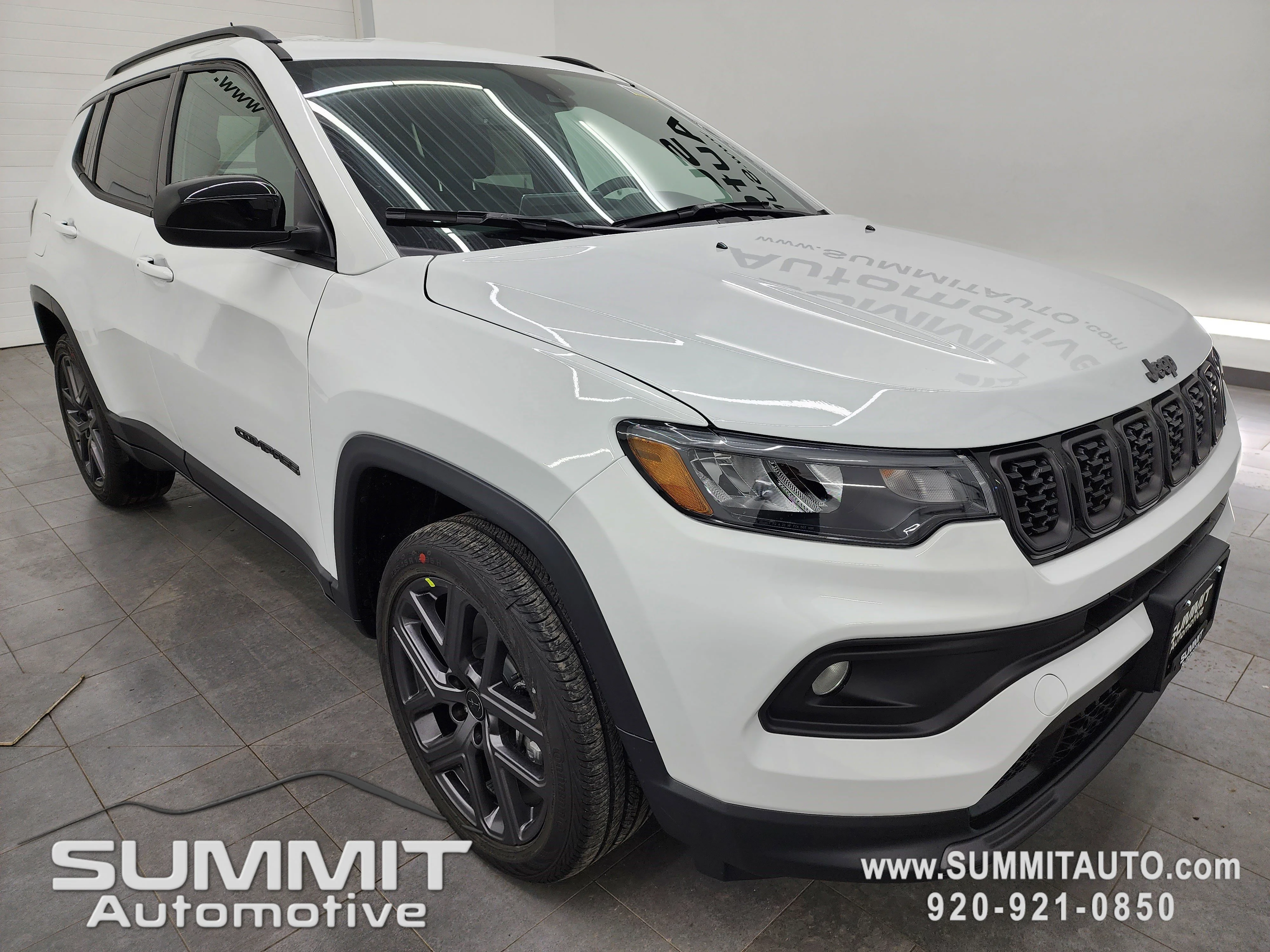 New 2026 Bright White Clear-Coat Exterior Paint Jeep Latitude image 2