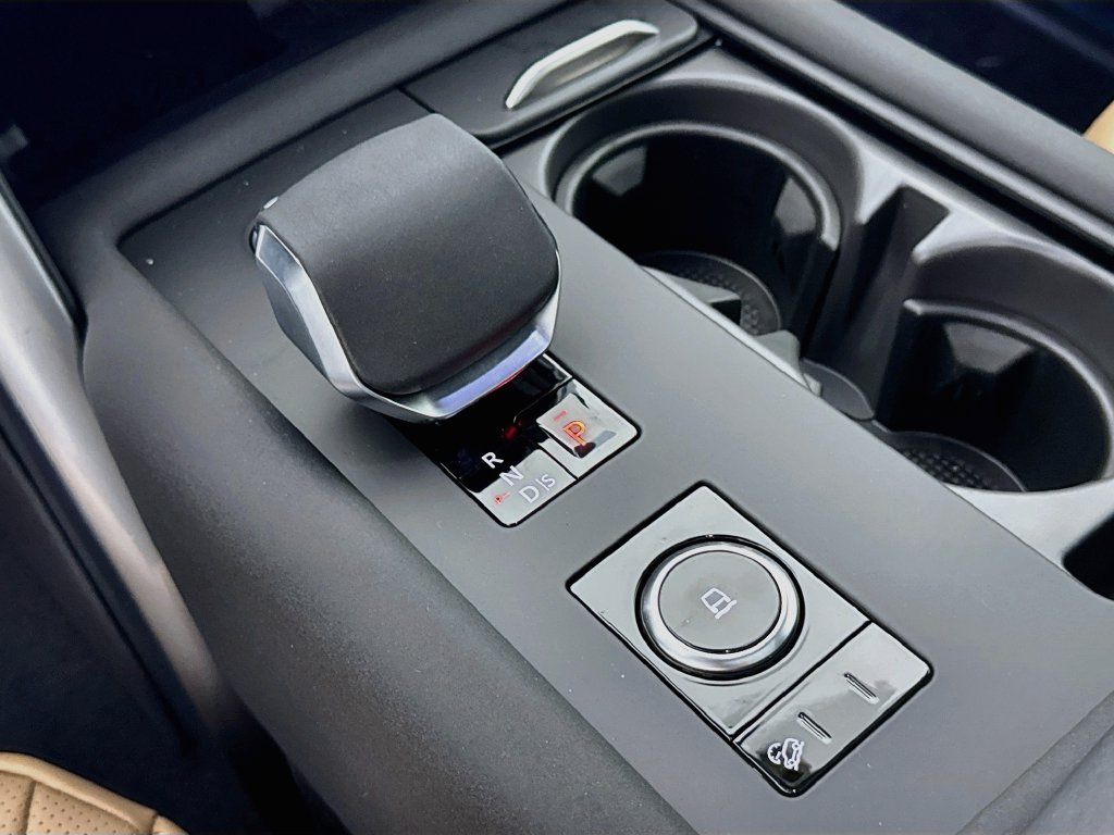 New 2026 Santorini Black Land Rover Dynamic SE image 17