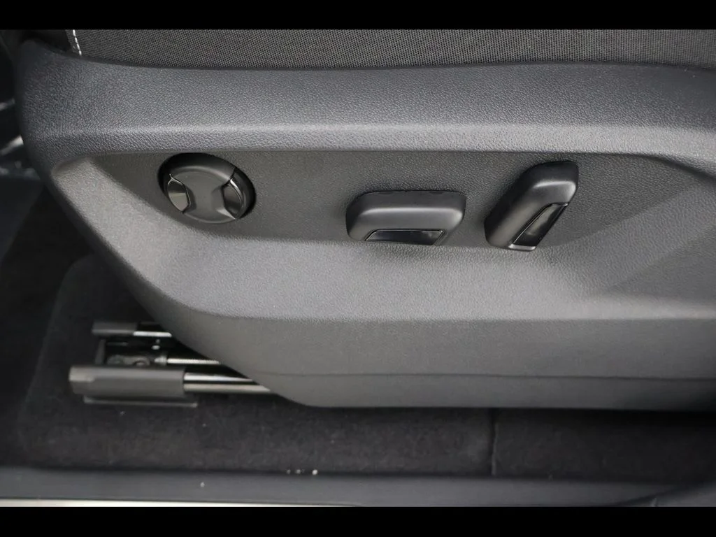 New 2026 Black Volkswagen 2.0T SE w/Technology image 20