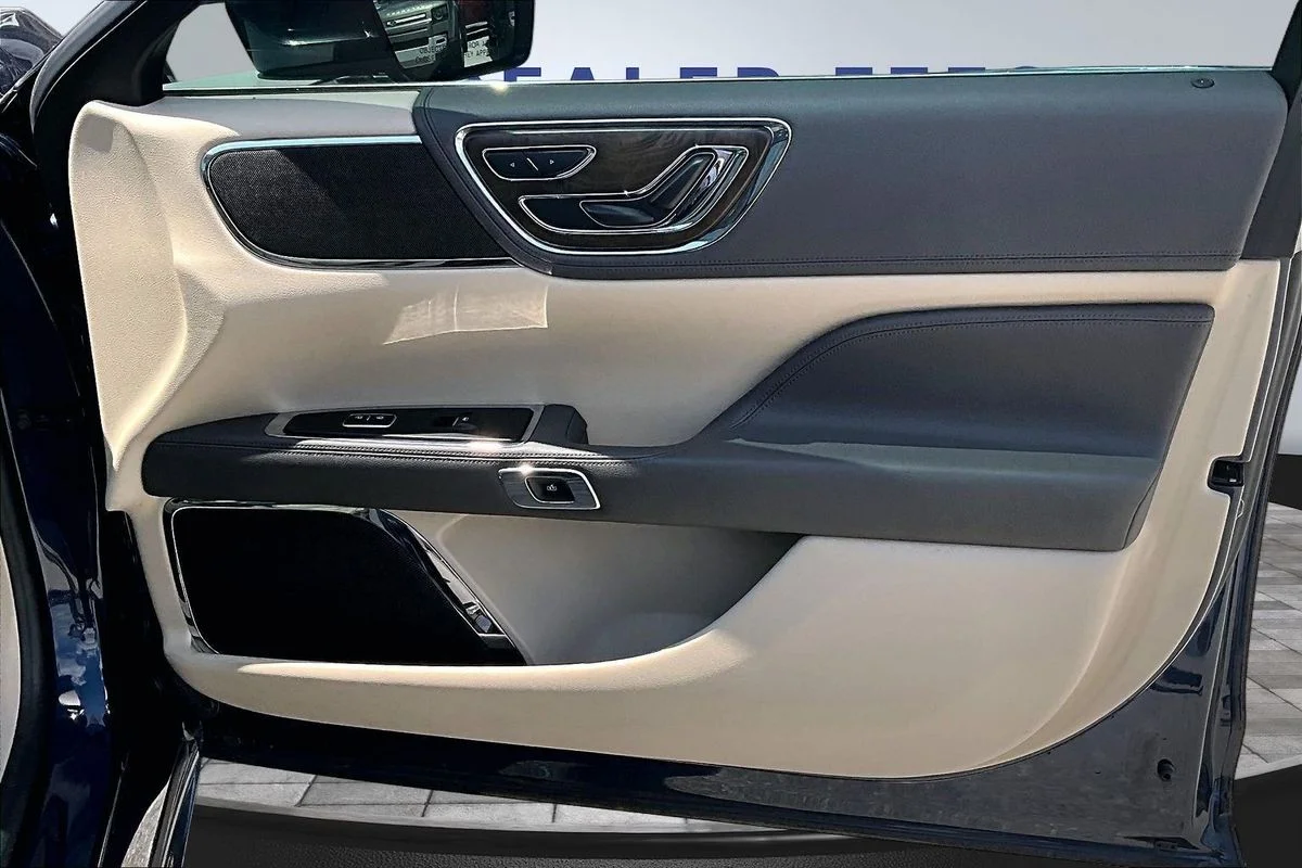 Used 2017 Blue Lincoln Select image 27