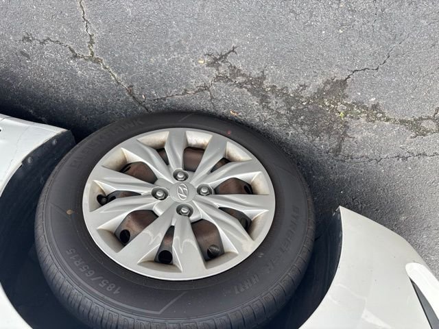 Used 2018 Frost White Pearl Hyundai SE image 4