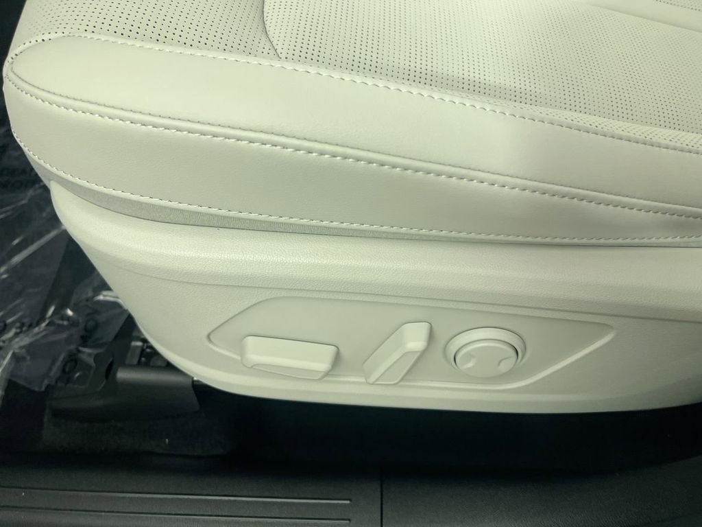 New 2026 Glacial White Pearl Kia EX image 15