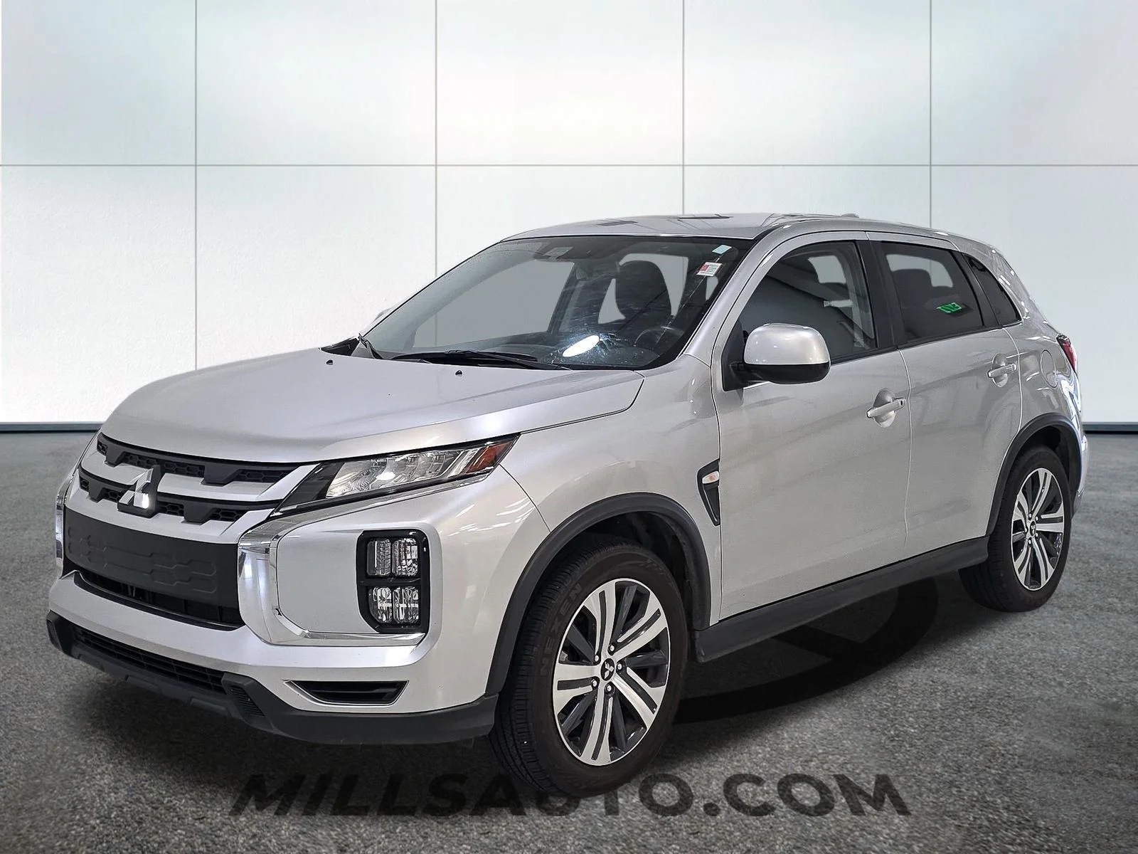 Used 2024  Mitsubishi  image 2