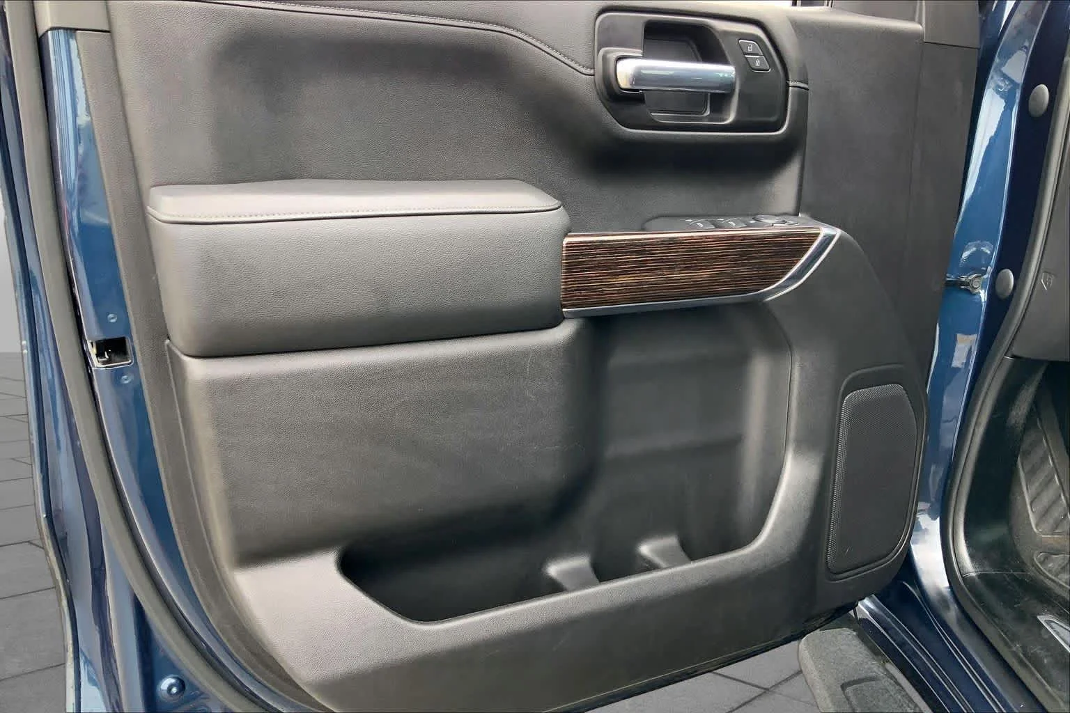 Used 2021 Pacific Blue Metallic GMC Elevation image 20
