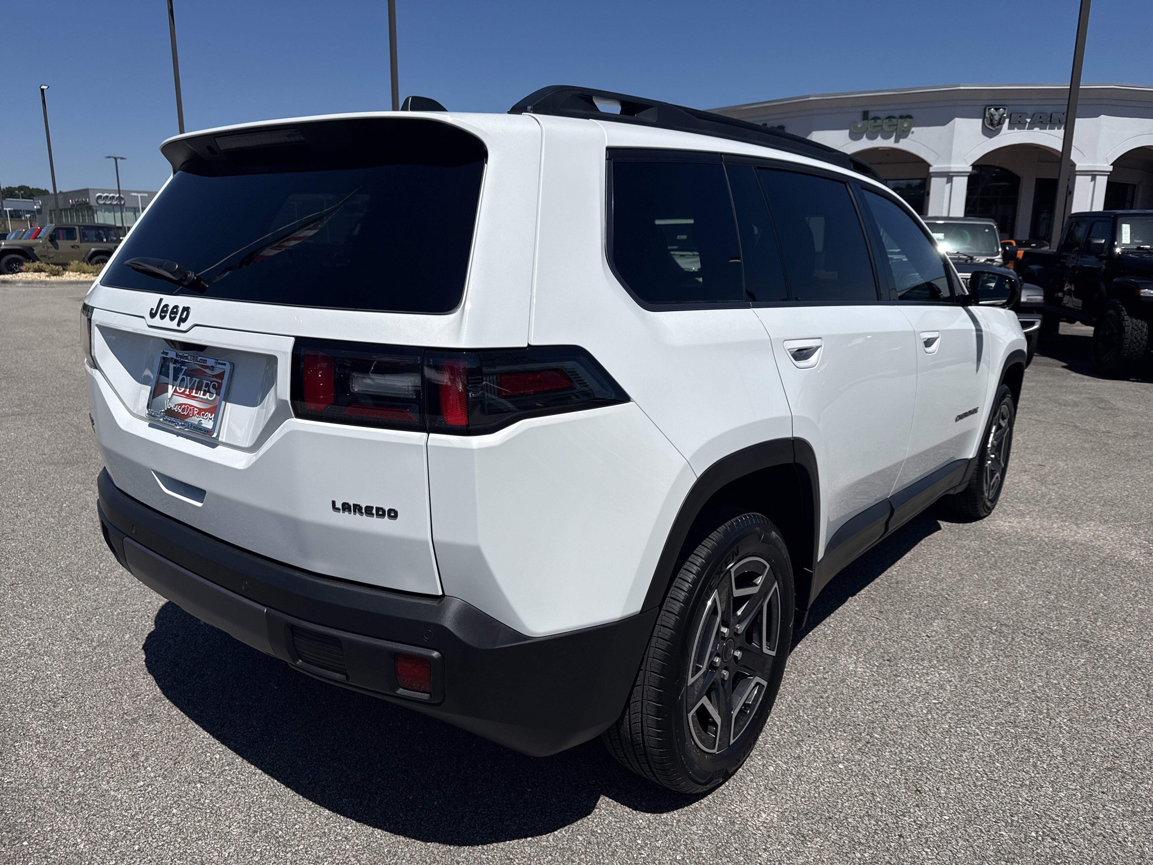 New 2026 Bright White Clear-Coat Exterior Paint Jeep Laredo image 7