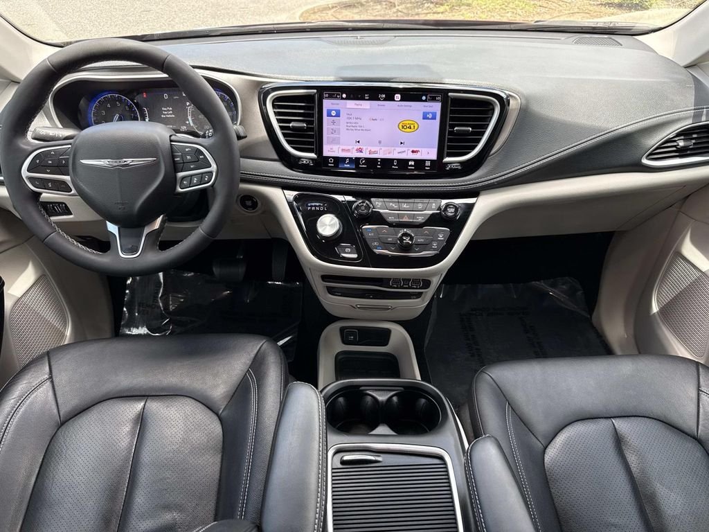 Used 2022 Red Chrysler Touring L image 19
