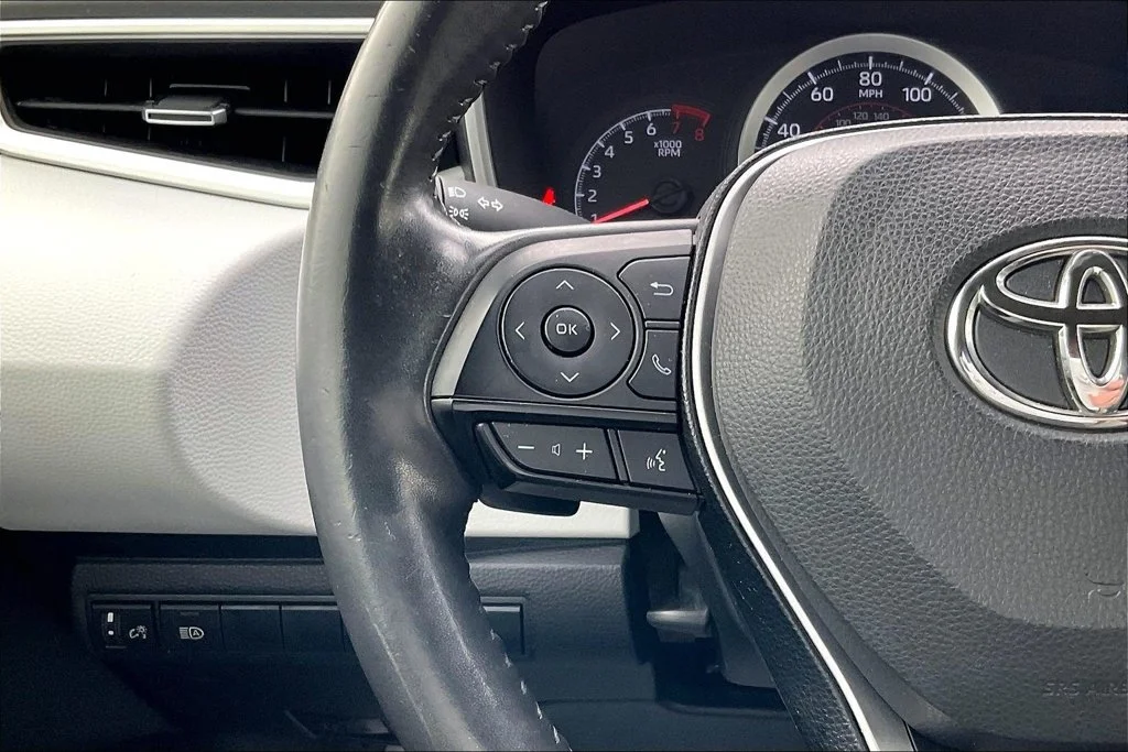 Used 2019 White Toyota SE image 21