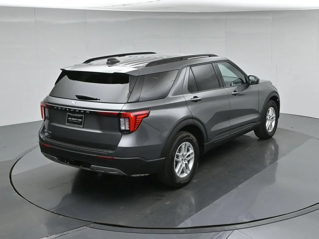 New 2027 Carbonized Gray Metallic Ford Active image 37