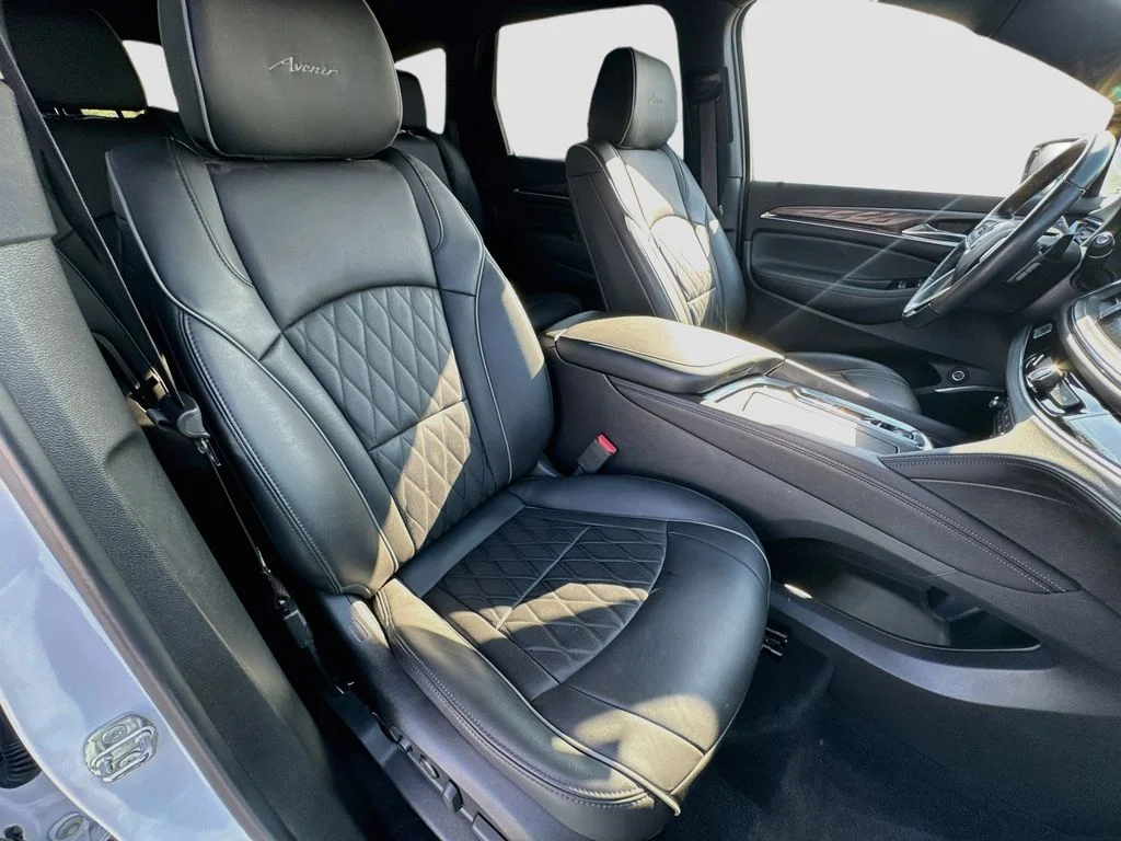 Used 2022 White Buick Avenir image 36