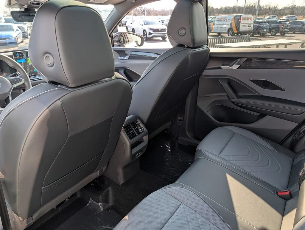 New 2026 White/off-white Volkswagen 2.0T SE R-Line Black image 15