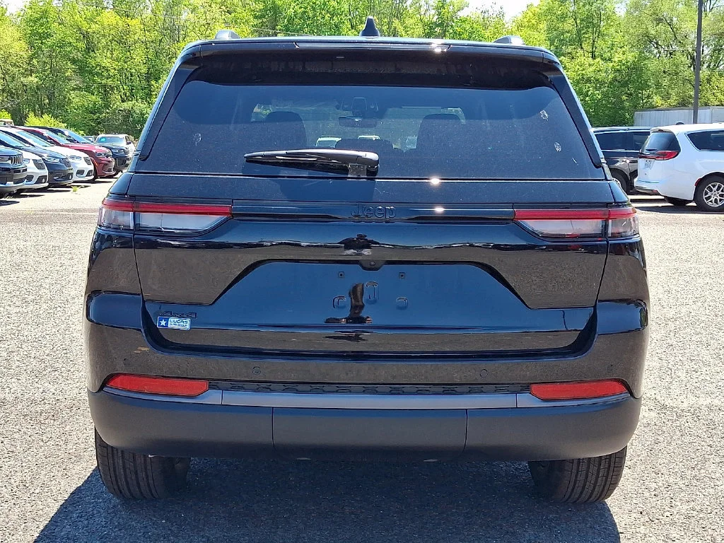 New 2026 Diamond Black Crystal Pearl-Coat Exterior Paint Jeep Laredo Altitude image 7