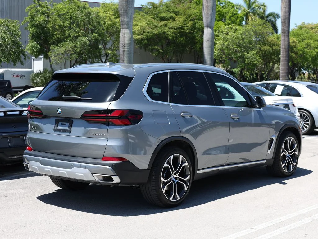 Used 2025 Gray BMW xDrive40i image 5