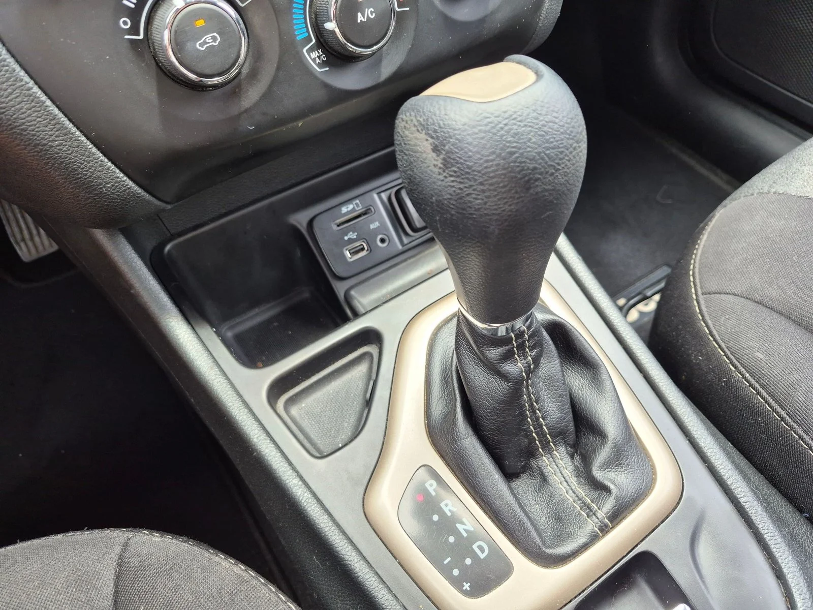 Used 2015 Bright White Clearcoat Jeep Sport image 13