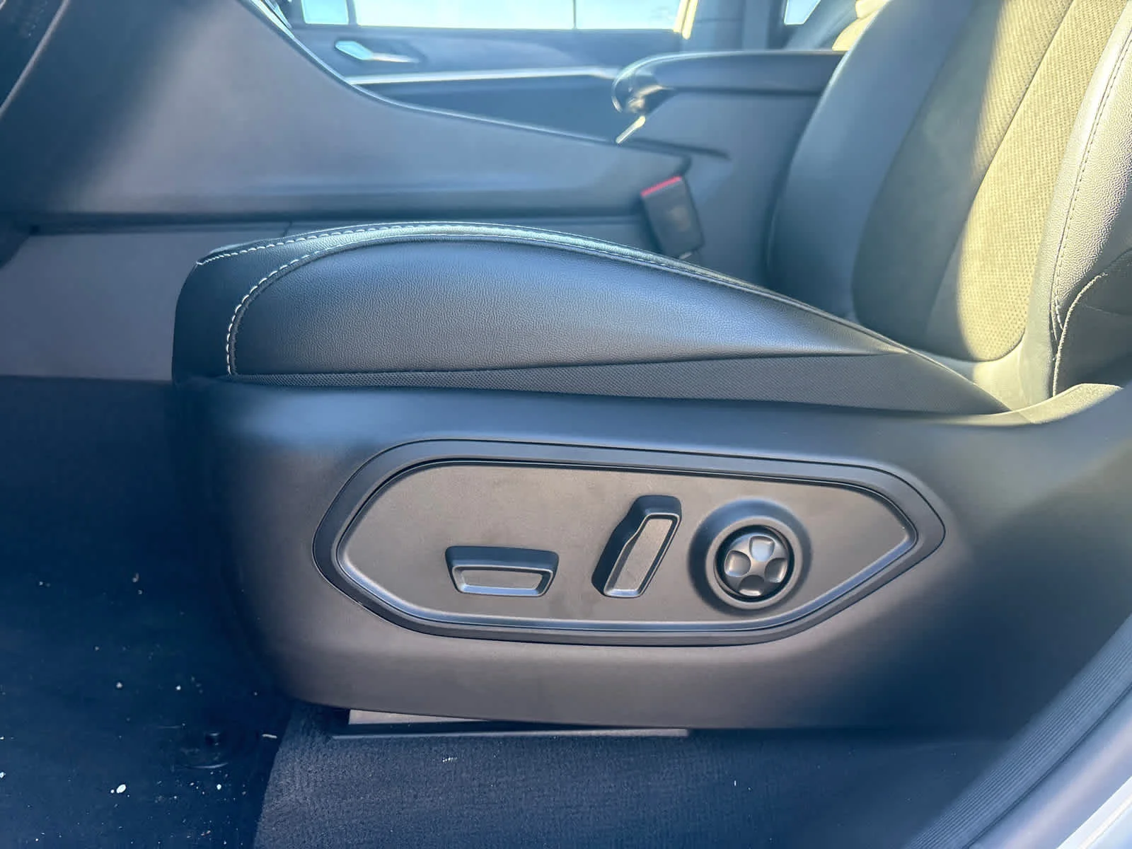 New 2026 Bright White Clearcoat Jeep Laredo Altitude image 19