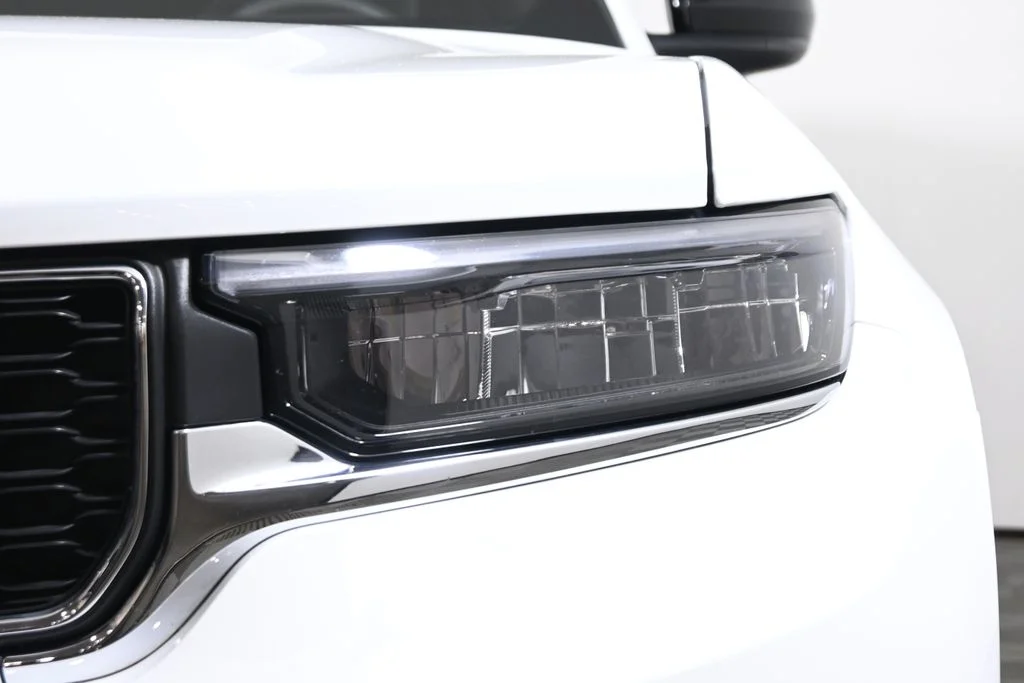 Used 2024 White Jeep Laredo image 11