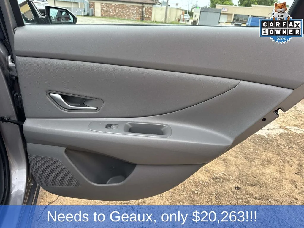 Used 2025 Silver Hyundai SEL Convenience image 21