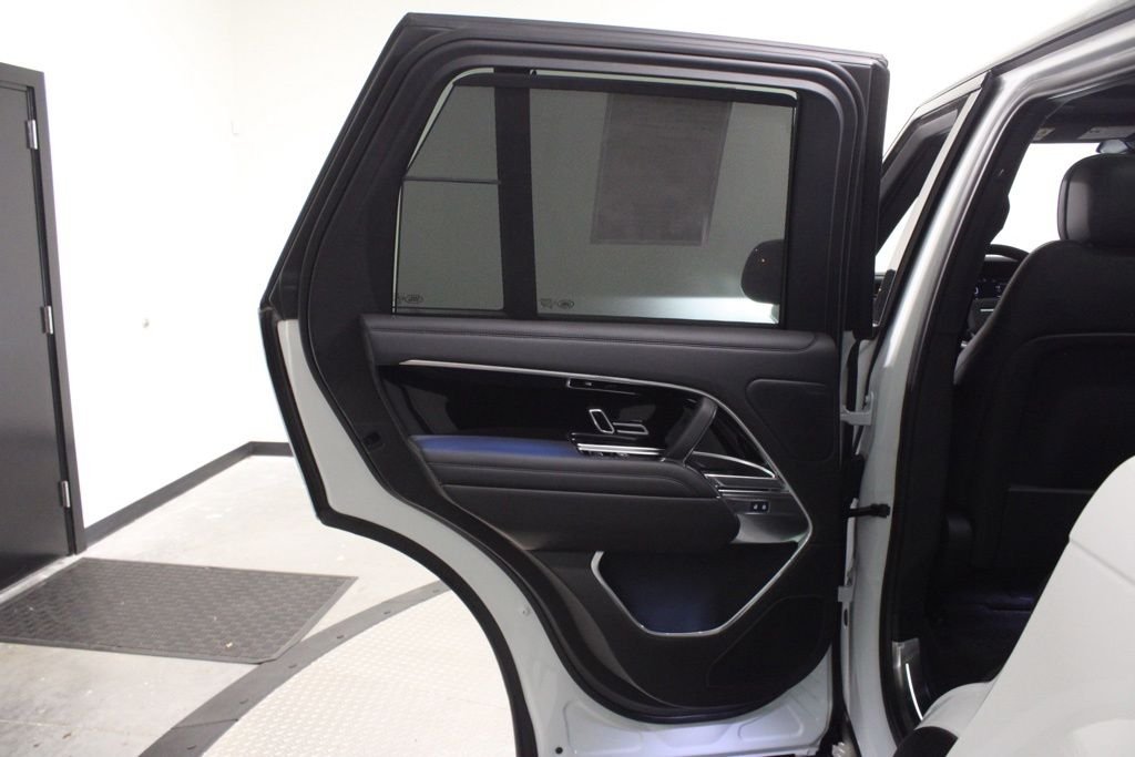 Used 2025 White Land Rover SE image 40