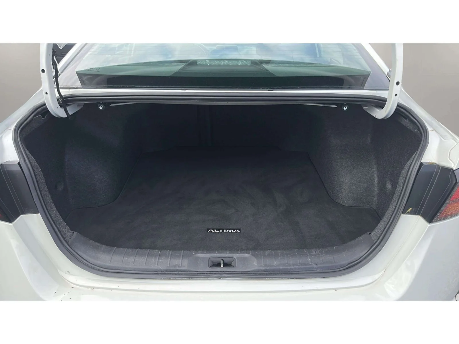 Used 2020 White Nissan 2.5 S image 19