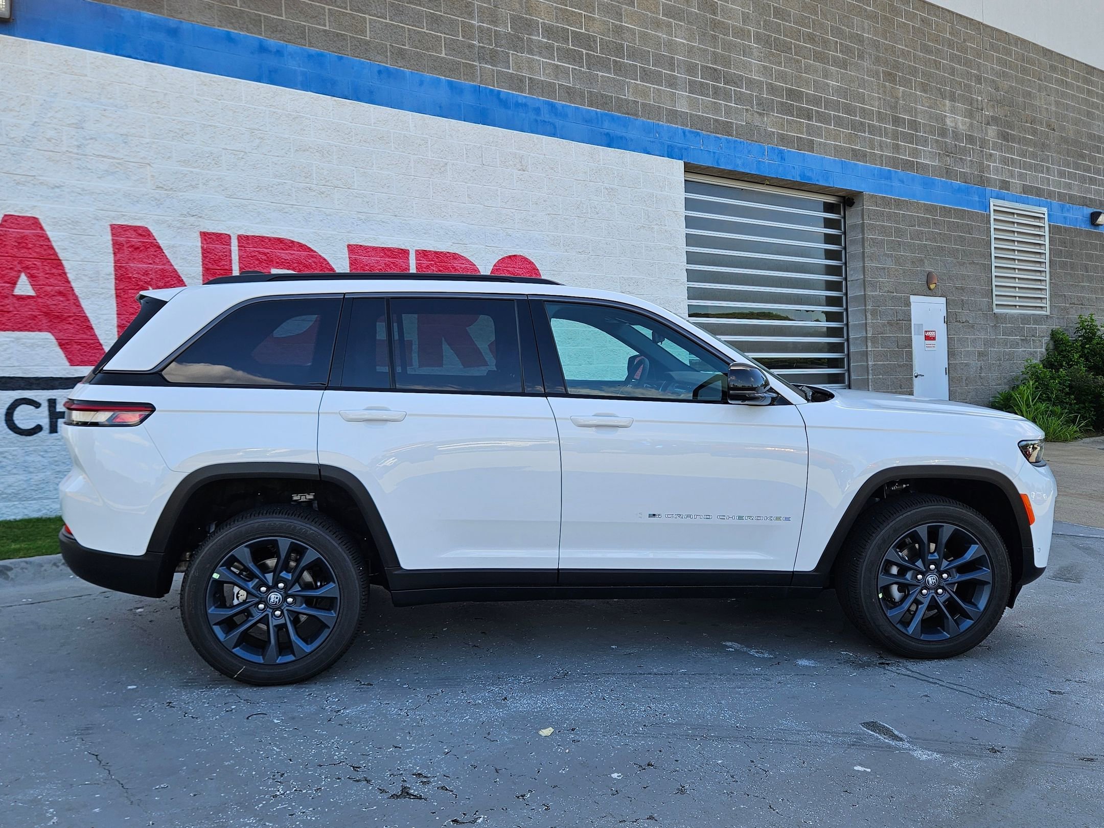 New 2026 Bright White Clear-Coat Exterior Paint Jeep 85th Anniversary Edition image 8