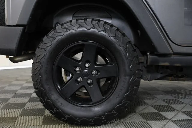Used 2017 Silver Jeep  image 25