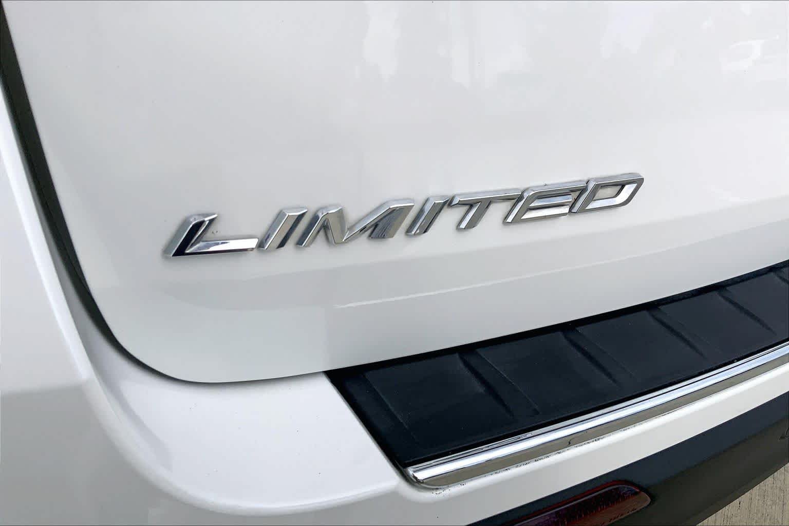 Used 2022 Star White Metallic Tri-Coat Ford Limited image 30